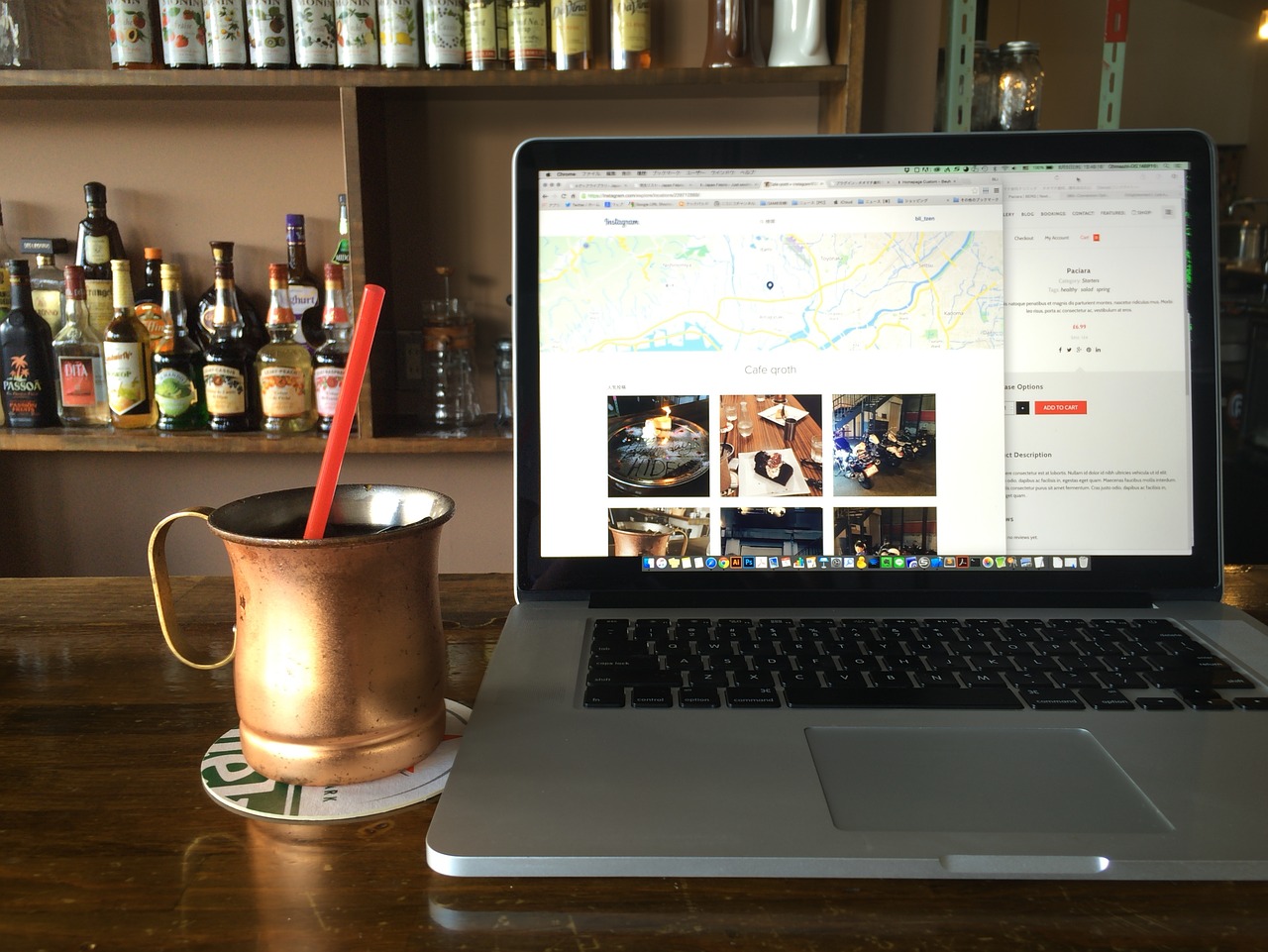 カフェでアイスコーヒー飲みながらパソコン