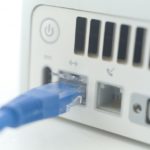 ポケットWi-Fiを有線接続で使うと何かメリットはありますか?