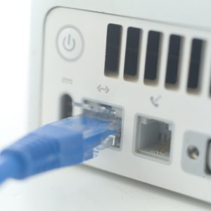 ポケットWi-Fiを無線じゃなく有線接続で繋ぐと速度は速くなりますか?